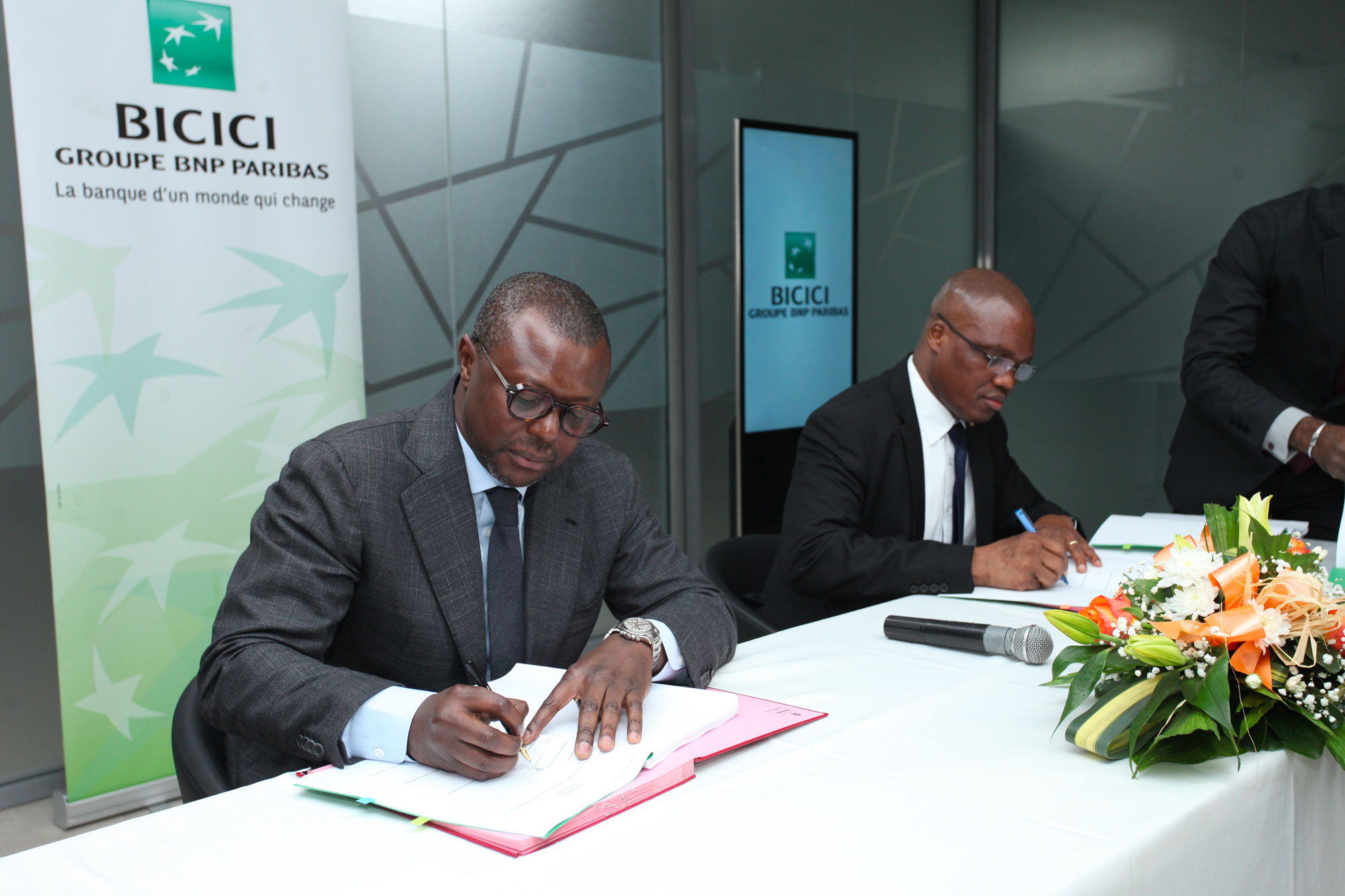 Orange Côte d’Ivoire signe une convention pour une levée de fond de 70 milliards FCFA afin de renforcer son réseau fibre optique.